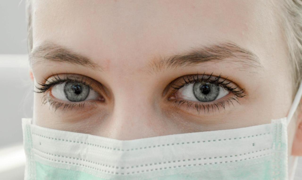 Novotel Chennai Sipcot Exterior foto A doctor wearing a surgical mask