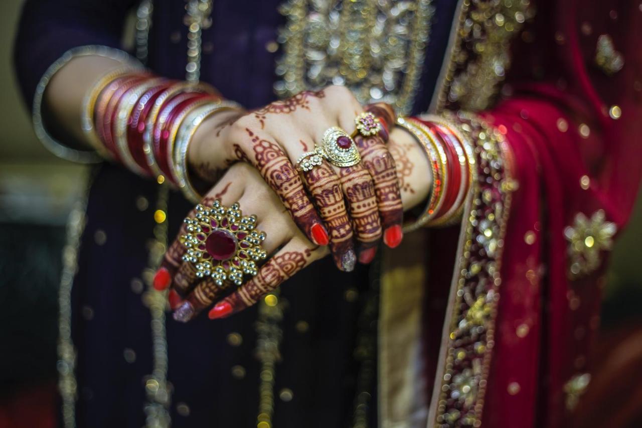 Novotel Chennai Sipcot Exterior foto A bride with henna on her hands
