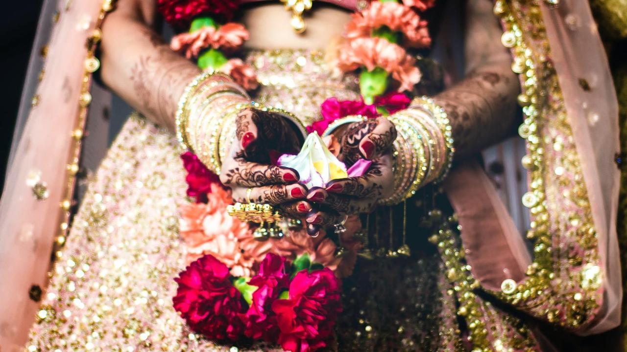 Novotel Chennai Sipcot Exterior foto Bride holding a pot of haldi