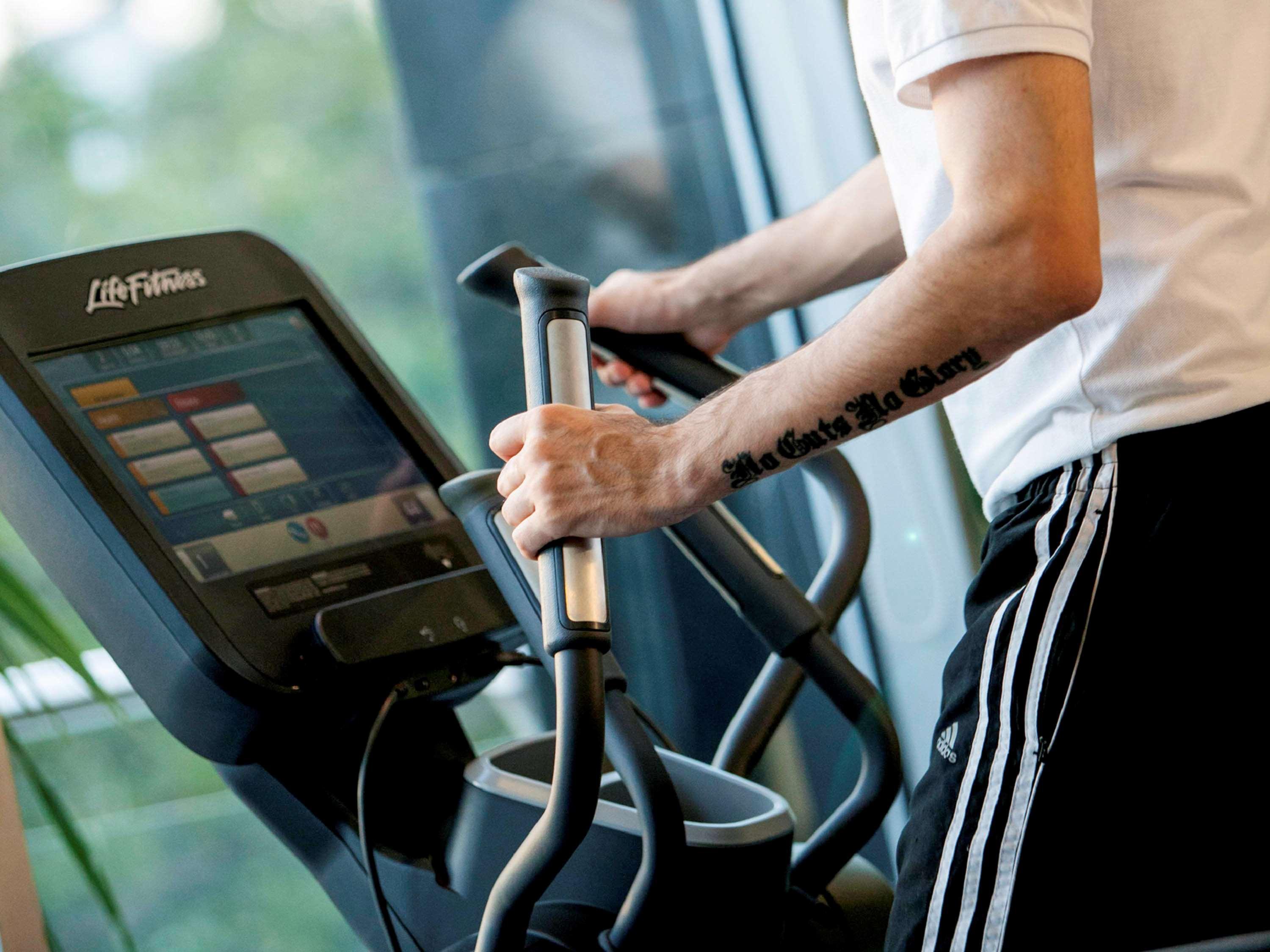 Novotel Chennai Sipcot Exterior foto A cross trainer