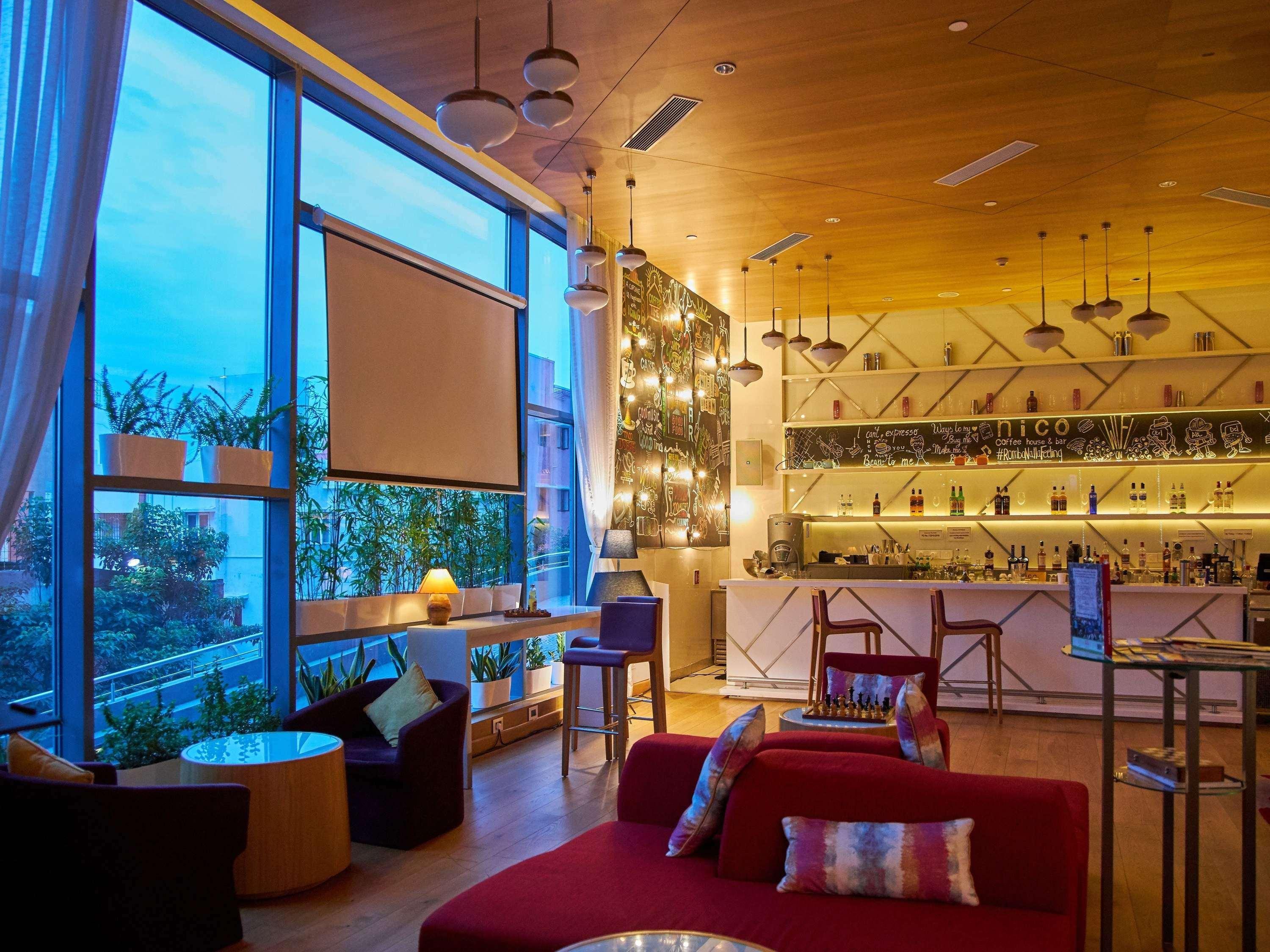 Novotel Chennai Sipcot Exterior foto The bar at the 360° Sky Lounge