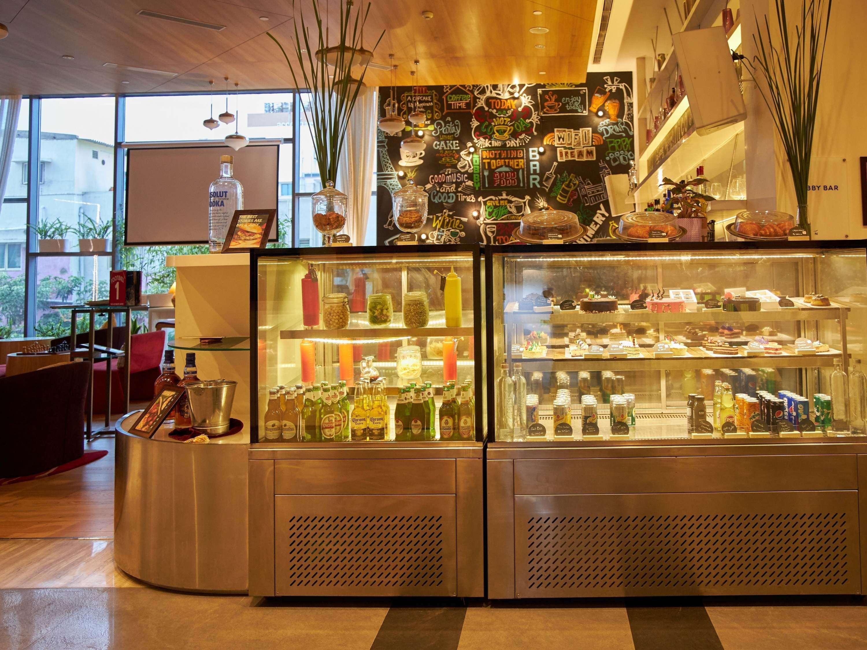 Novotel Chennai Sipcot Exterior foto The pastry counter at the lobby