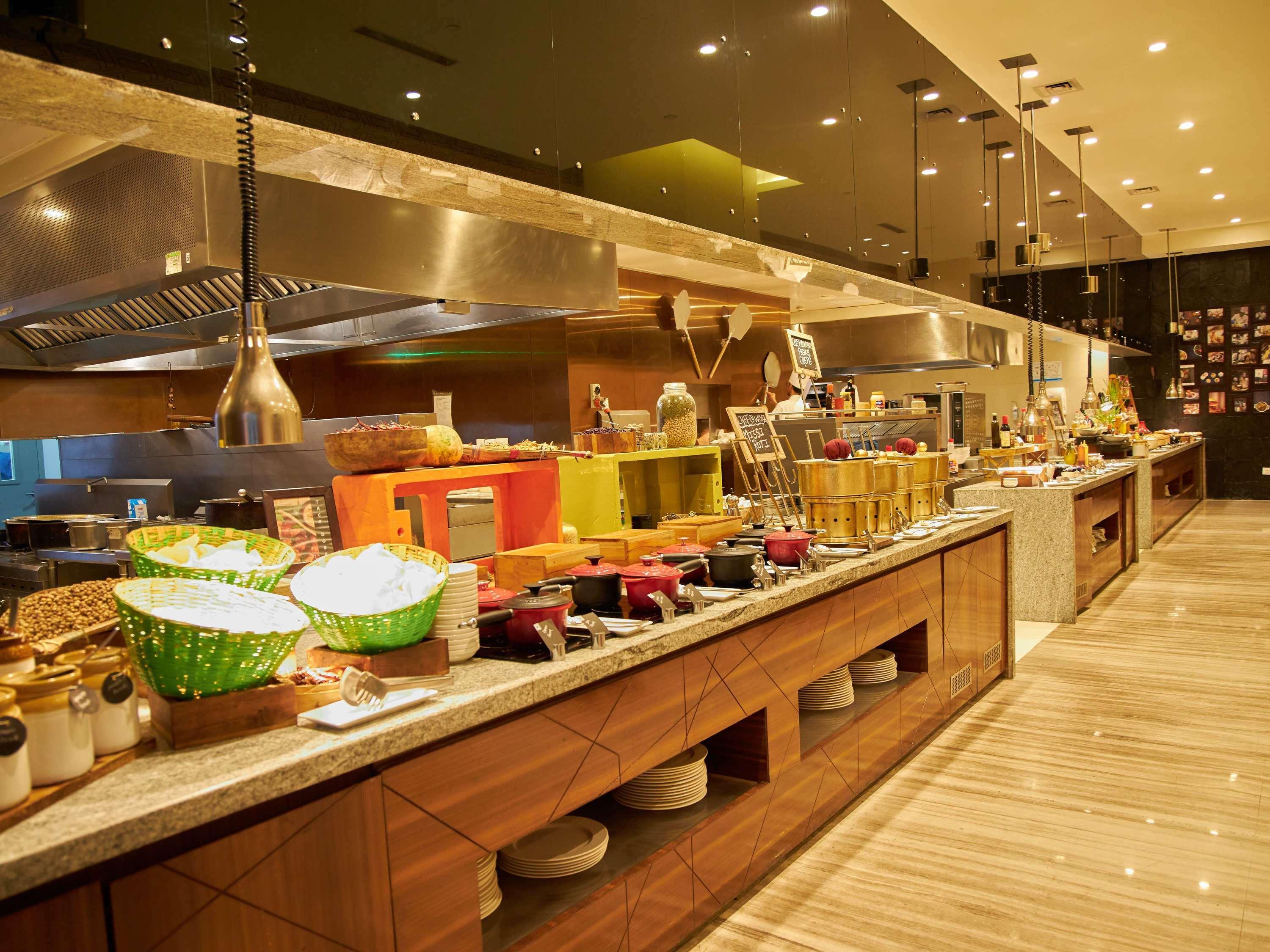 Novotel Chennai Sipcot Exterior foto The buffet at the hotel
