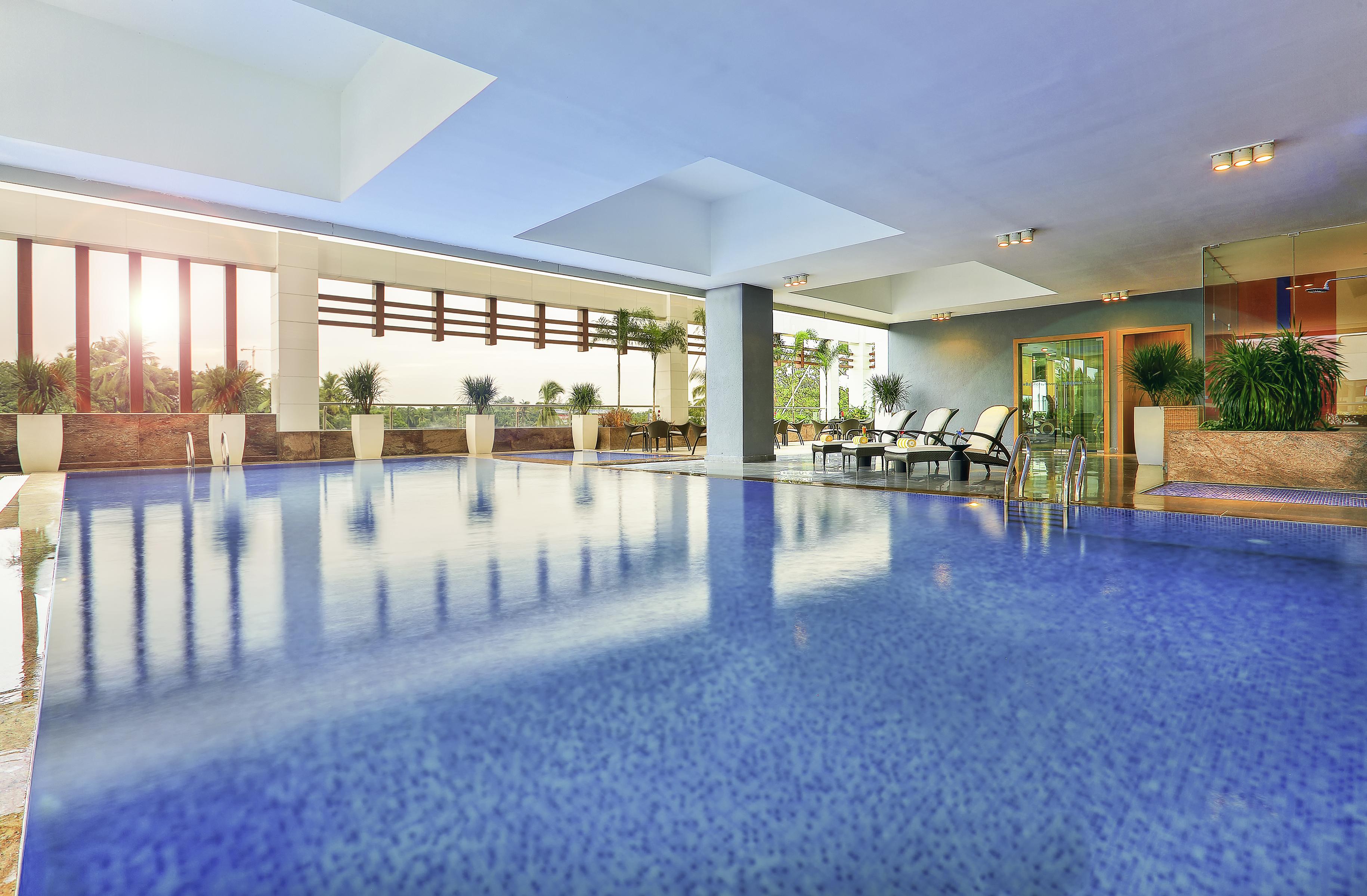 Novotel Chennai Sipcot Exterior foto The swimming pool at the hotel