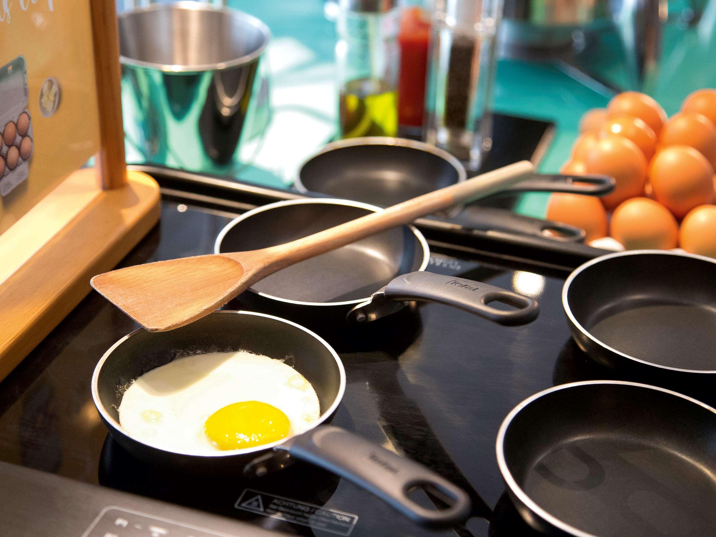 Novotel Chennai Sipcot Exterior foto Non-stick frying pans