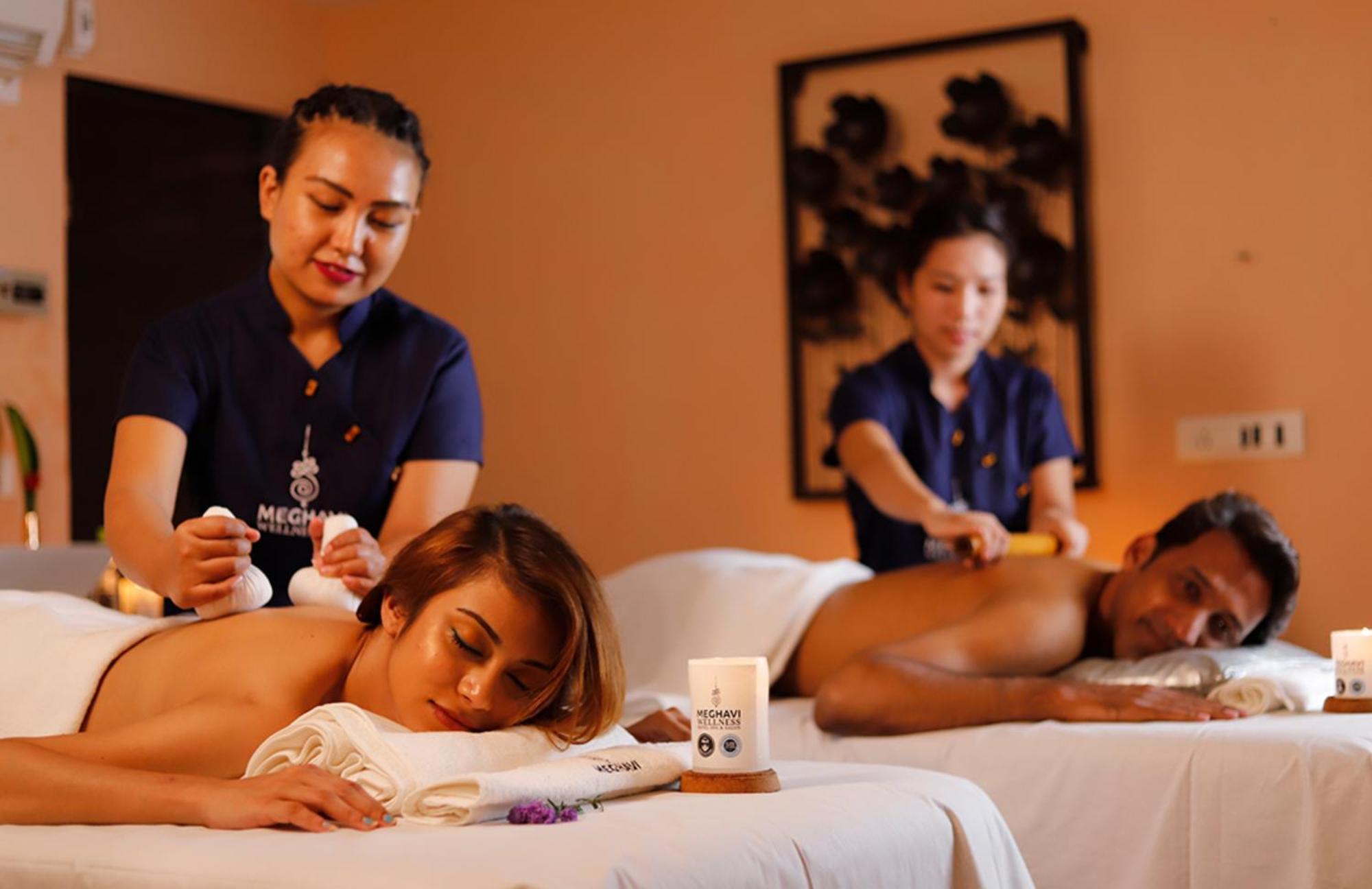 Novotel Chennai Sipcot Exterior foto Ayurvedic massage at a spa in India