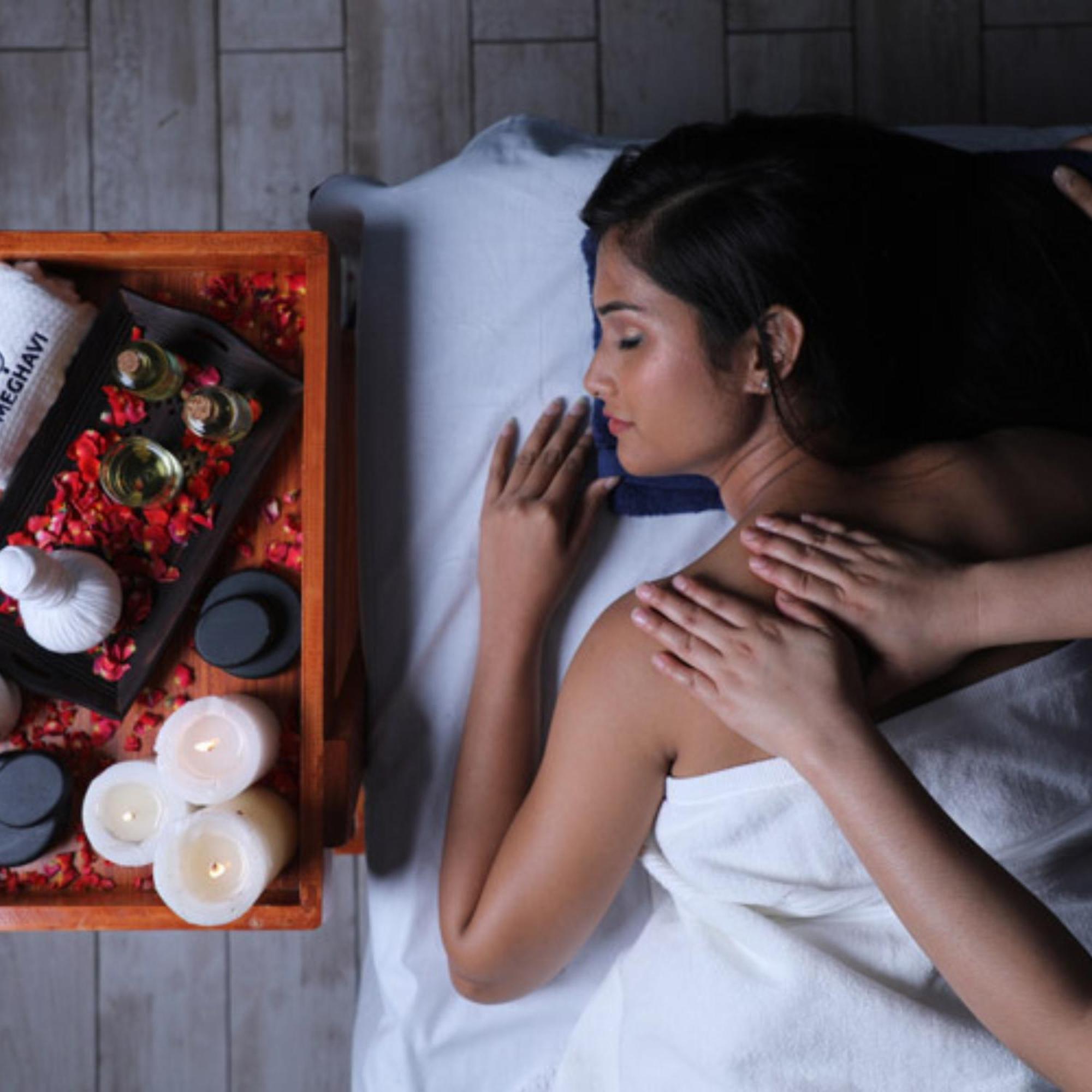 Novotel Chennai Sipcot Exterior foto A woman receiving a massage