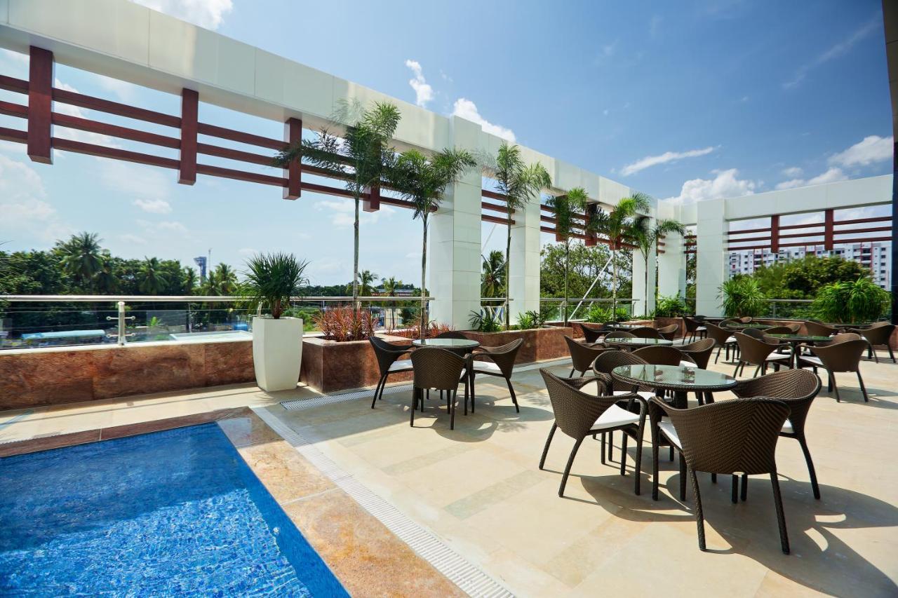 Novotel Chennai Sipcot Exterior foto Rooftop pool at the hotel