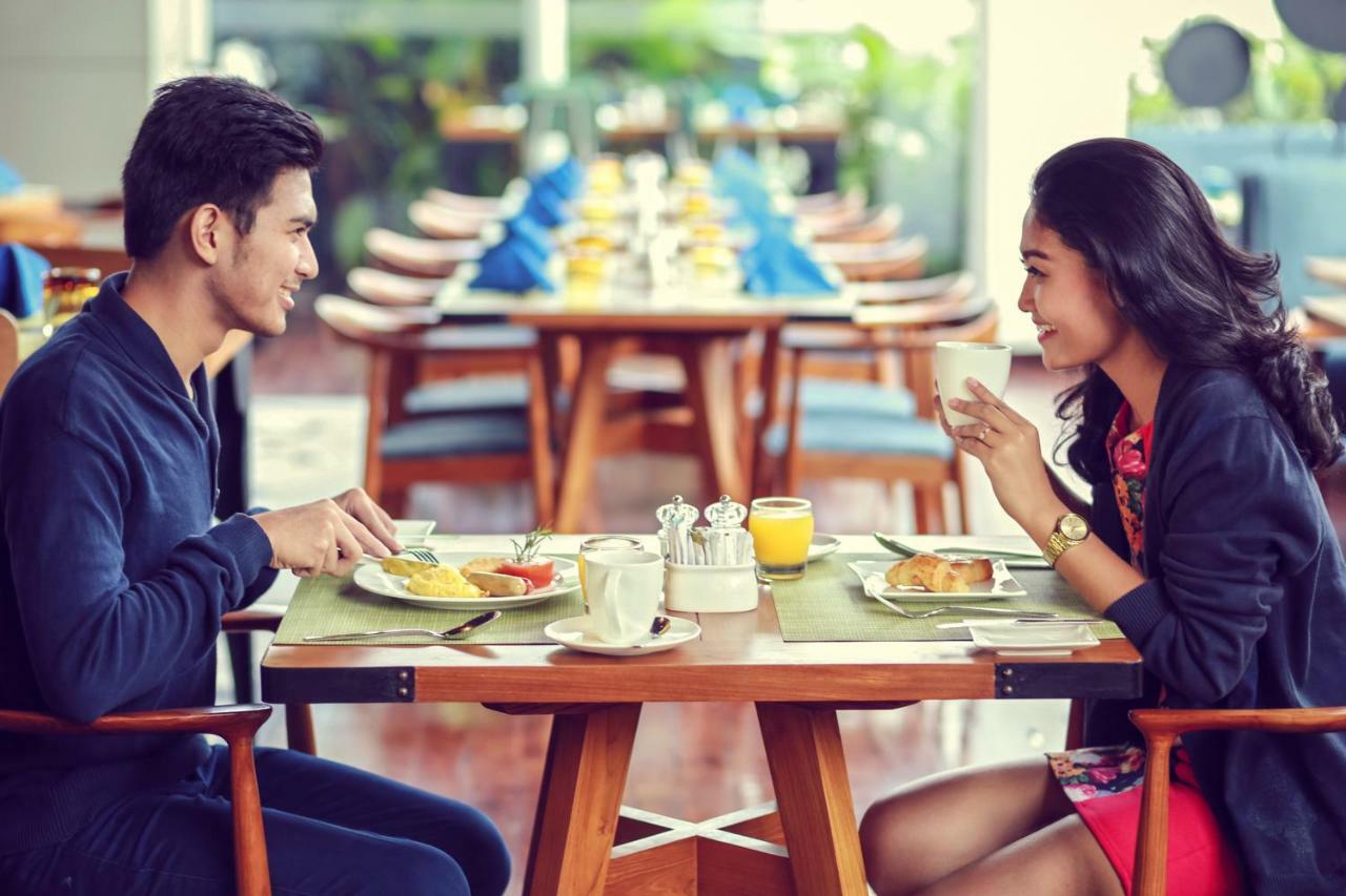 Novotel Chennai Sipcot Exterior foto A couple eating breakfast