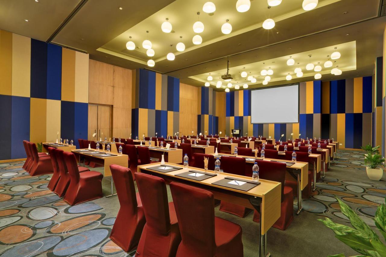Novotel Chennai Sipcot Exterior foto Meeting room