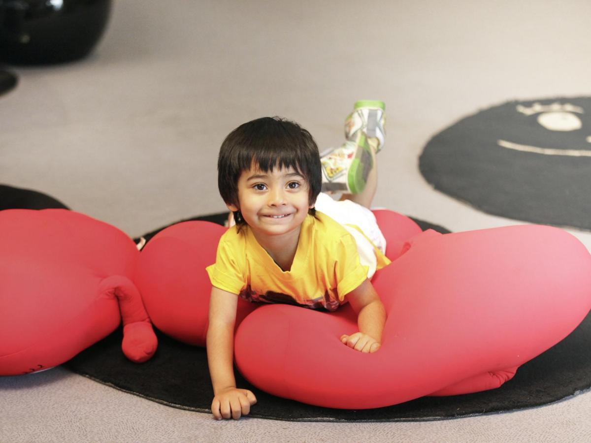 Novotel Chennai Sipcot Exterior foto A child playing with a bean bag